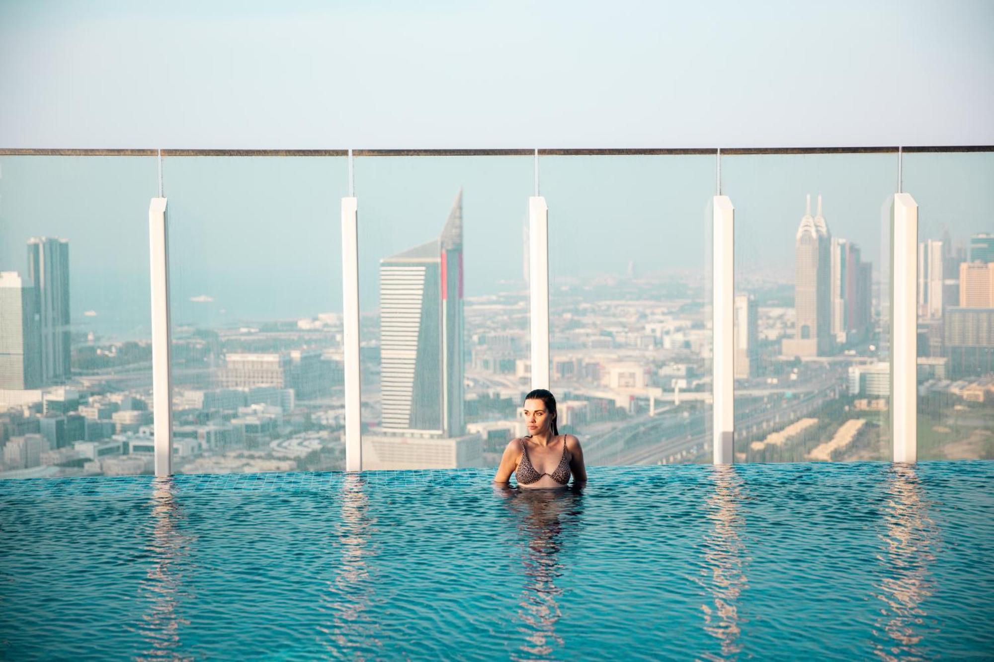 Taj Jumeirah Lakes Towers Дубай Екстериор снимка